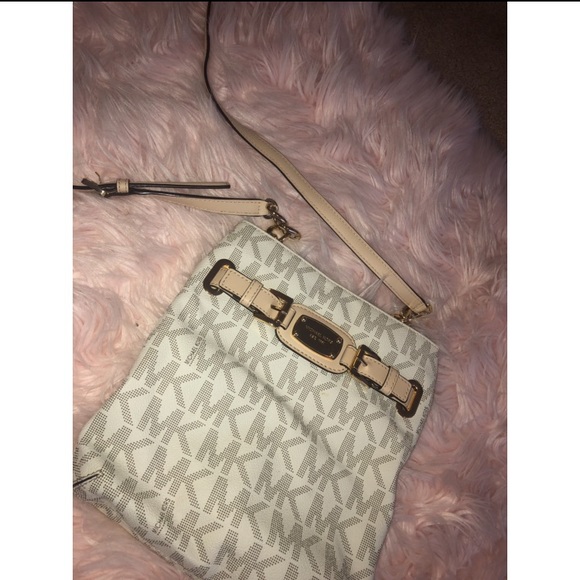 Michael Kors Handbags - NWOT Michael Kors crossbody